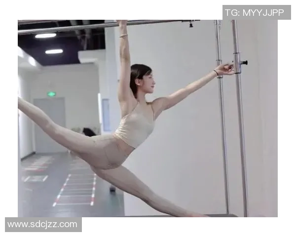 篮球与足球明星女性身材对比图鉴赏展现运动之美与力量魅力