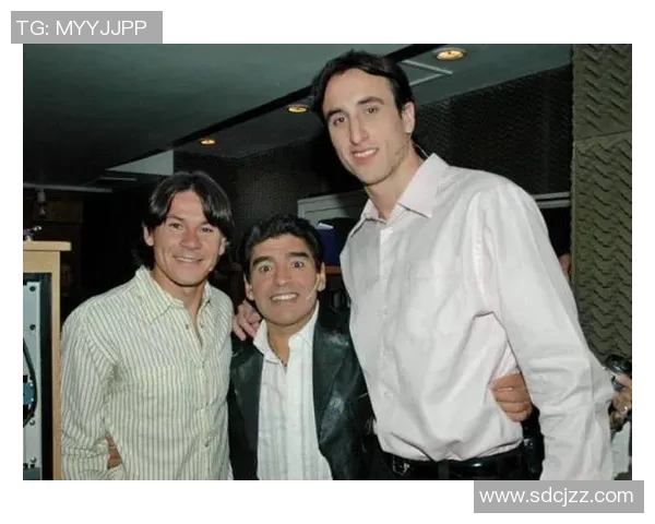 足球巨星同框瞬间回顾各大明星合照展现友谊与竞技魅力