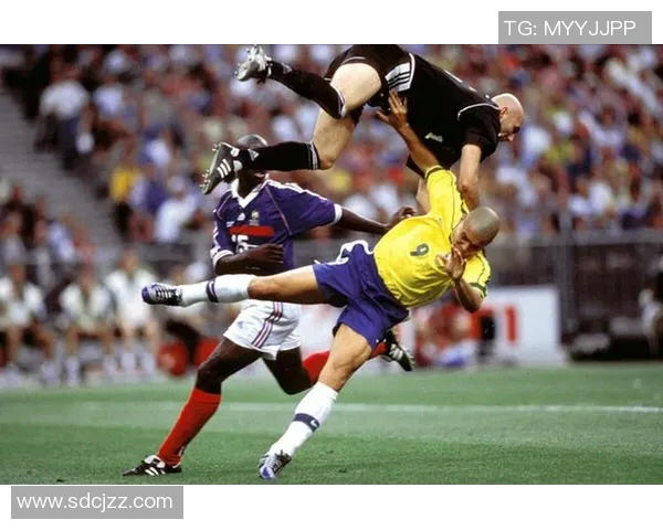 十位足球巨星的传奇故事与成就全解析